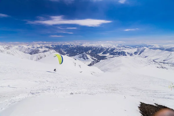 Vue panoramique sur les montagnes enneigées — Photo