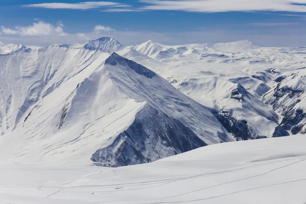 Vue panoramique sur les montagnes enneigées — Photo