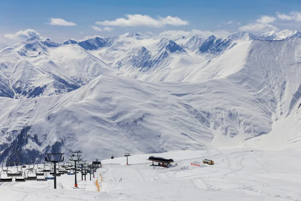 Панорамний вид на лижну станцію на фоні засніжених гір — стокове фото