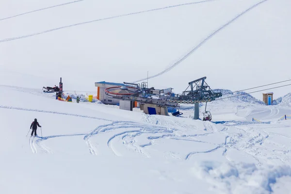 雪に覆われた丘の上を滑る男 — ストック写真