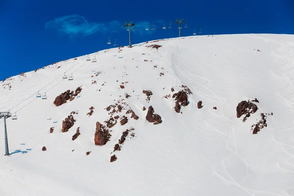 Vista panoramica sulle montagne innevate con piste da sci — Foto Stock