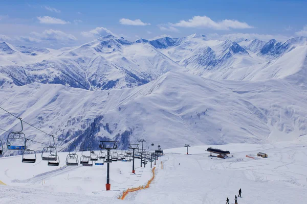 Panorámás kilátás nyílik a havas hegyek háttér ski station — Stock Fotó