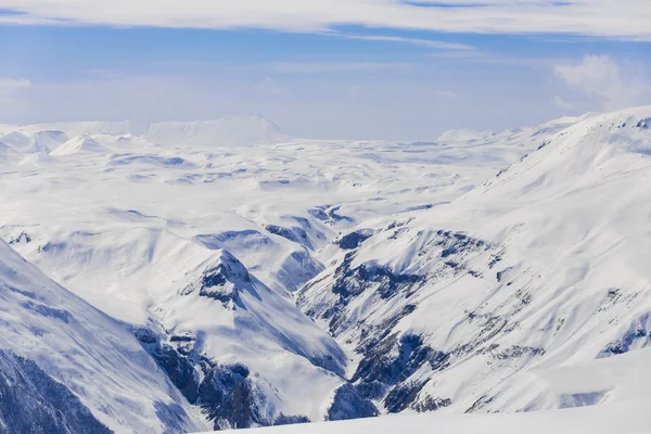 Vue panoramique sur les montagnes enneigées — Photo