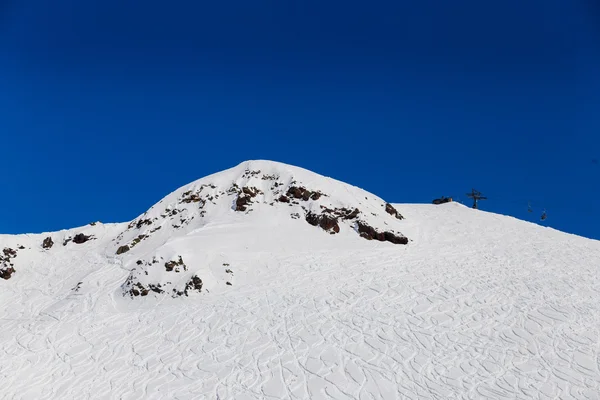 Montagnes enneigées avec traceurs de ski — Photo