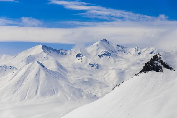 Πανοραμική θέα στο χιονισμένο βουνά — Φωτογραφία Αρχείου