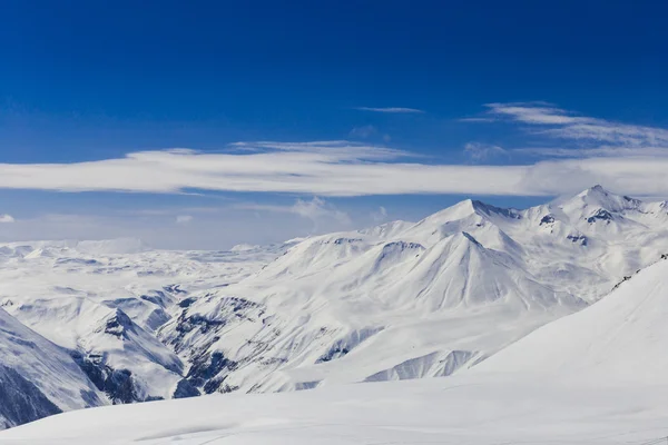 Vue panoramique sur les montagnes enneigées — Photo