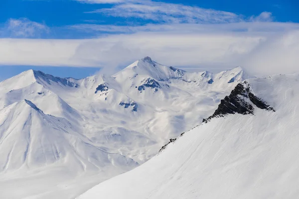 Vue panoramique sur les montagnes enneigées — Photo