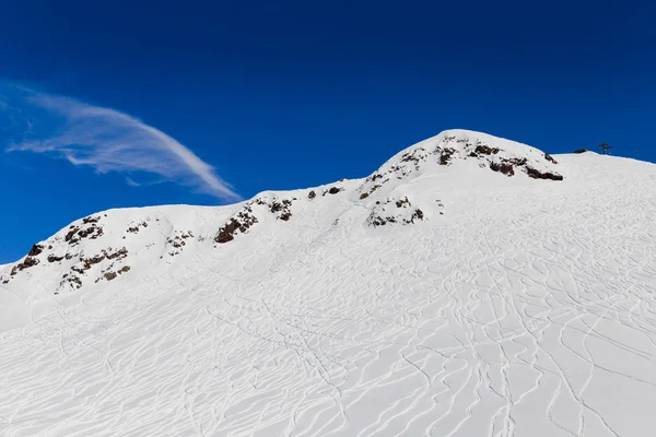 Μονοπάτια για σκι στο χιονισμένο βουνό — Φωτογραφία Αρχείου