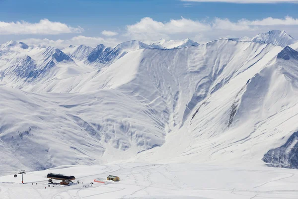 Vue panoramique sur les montagnes enneigées — Photo