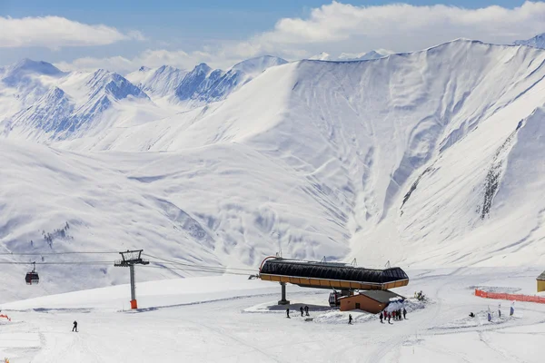 雪山背景にスキー場のパノラマ ビュー — ストック写真