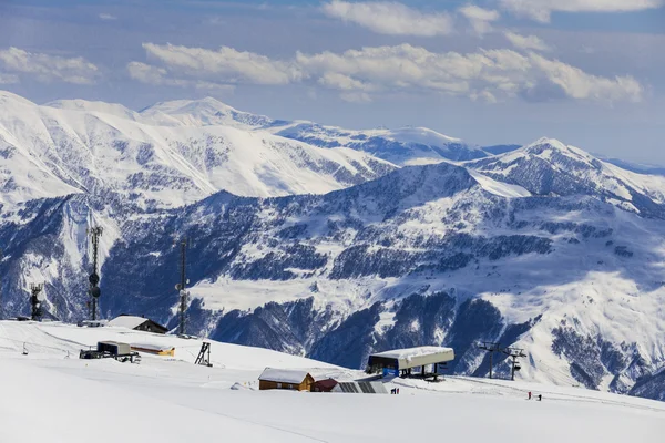 Panorámás kilátás nyílik a havas hegyek háttér ski station — Stock Fotó