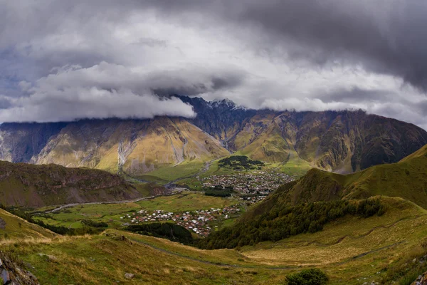 Amplia vista de la aldea de Stepantsmidna desde Gergetti, Georgia — Foto de Stock