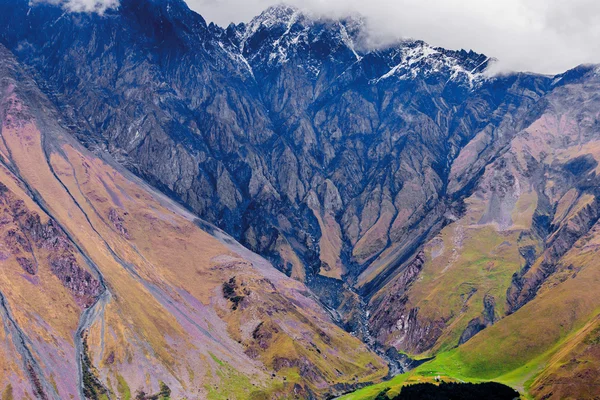 Senderos negros del río en la colina de la montaña — Foto de Stock