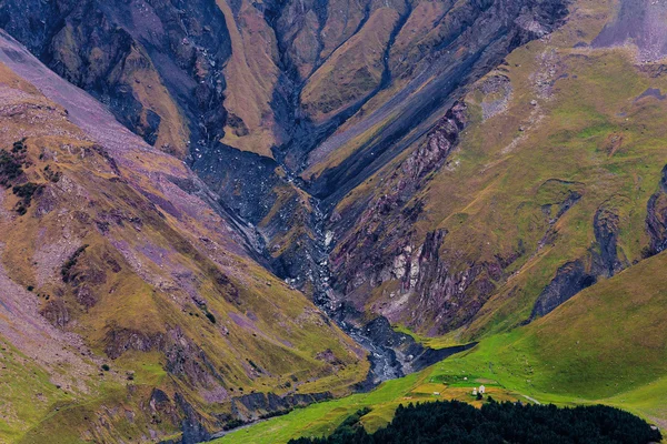 Zwarte routes van rivier op de heuvel van de berg — Stockfoto