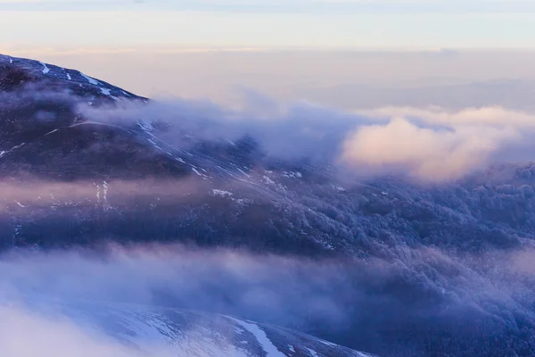 Гірський хребет з барвистим заходом сонця — стокове фото