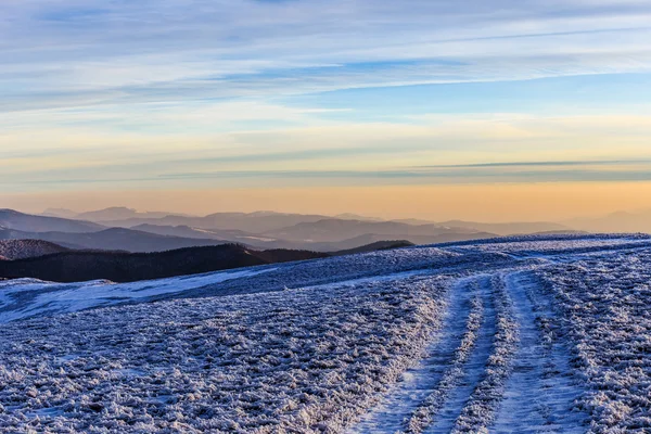 Route sur la colline en hiver dans les Carpates — Photo