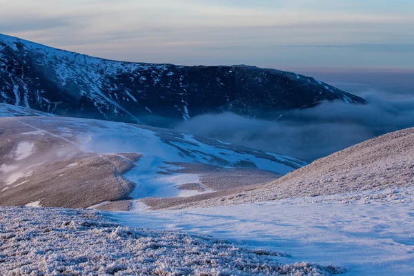 Route sur la colline en hiver dans les Carpates — Photo