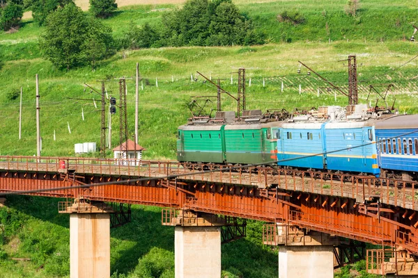 View on the train moves on the bridge — Stock Photo, Image