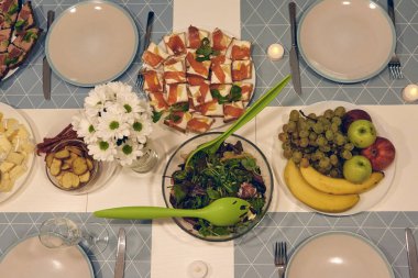 Ev partisi için güzel bir masa, akşam yemeği, cam eşyalar, mumlar ve şampanya..