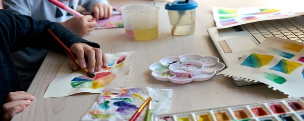 Bambini Che Dipingono Quadri Con Pitture Acquerello Durante Lezione Arte — Foto Stock