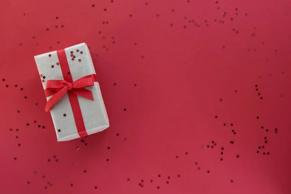 Різдвяна Композиція Подарунок Червоною Стрічкою Прикрасами Пастельному Папері Барвистий Фон — стокове фото