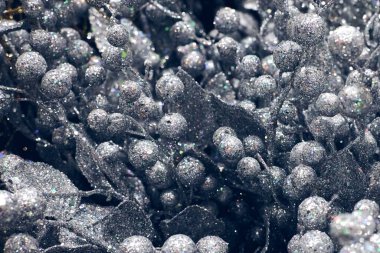 Noel süslemeleri. Beyaz gümüş kar ve kar taneleri içinde Noel ağacı brunch 'ı. Dokuları ışıldıyor. Sığ odaklanma. Noel duvar kağıdı konsepti.