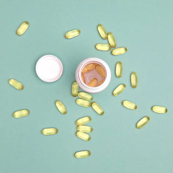 Muitas Pílulas Transparentes Omega Óleo Peixe Fundo Colorido Suplementos Medicamentos — Fotografia de Stock