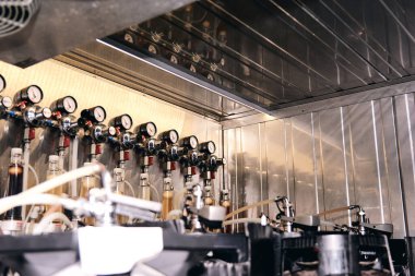 Özel bira imalatçısı. Bira hazırlığı için ekipman. Bar ve kafenin soğuk odası. Seçici odak.