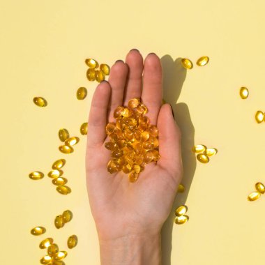 Birçok saydam hap Omega 3 ya da renkli bir arkaplanda balık yağı. Sağlığınız için yararlı olan takviye ve ilaçlar.