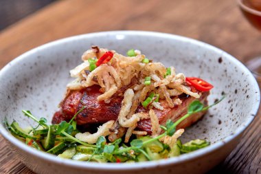 Restoranda ahşap bir masada nefis bir akşam yemeği, hiç kimse görünmüyor. Kafede ya da bar menüsünde biralı lezzetli yemekler.