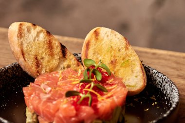 Lokantadaki ahşap masada nefis somon balığı. Kafede ya da bar menüsünde biralı lezzetli deniz ürünleri.