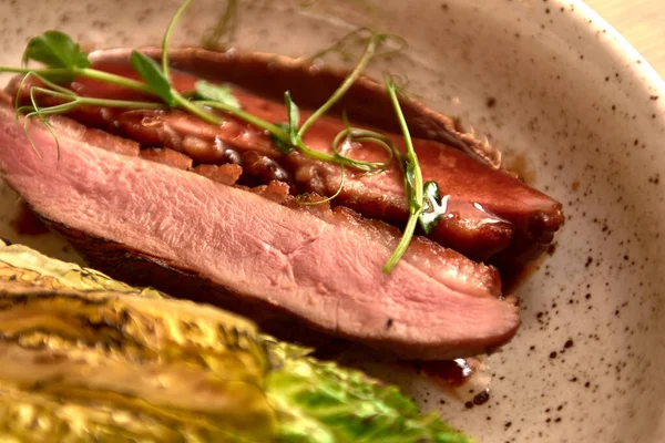 Yumuşak odaklanma. Entrecote Biftek ızgara et, ateş alevi, ahşap kesme tahtası, lahana dalı, biber ve tuz. Usta şef lezzetli ızgara yapıyor..