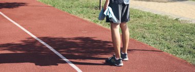 Atletik genç adam koşuyor. Egzersiz, kentsel alanda esneme ya da sabah park. Özgüven, refah ve spor kavramları