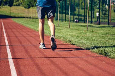 Atletik genç adam koşuyor. Egzersiz, kentsel alanda esneme ya da sabah park. Özgüven, refah ve spor kavramları