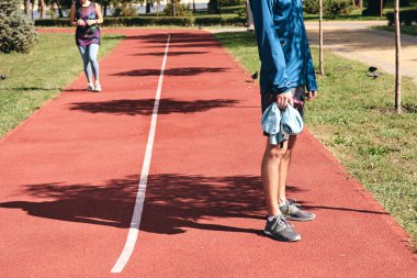 Atletik genç adam koşuyor. Egzersiz, kentsel alanda esneme ya da sabah park. Özgüven, refah ve spor kavramları
