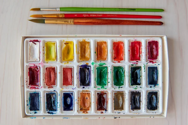 Art supplies brushes, watercolor paints, sketchbook. Artists workplace. Creative Drawing workshop. — Stock Photo, Image