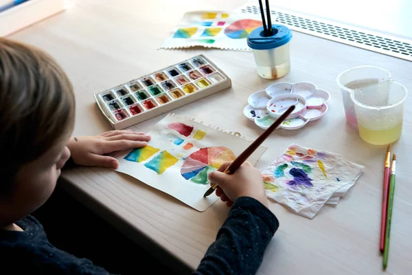 オンラインでアートレッスン中に水彩絵具で男の子の絵 — ストック写真