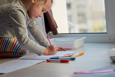 3 yıl kız yaratıcı sanatlar. Çocuk bir resim çiziyor. Anaokulu ve anaokulu Covid-19 'da kapalı, online eğitim, evde eğitim. Küçük kız evde çalışıyor, evde öğreniyor..