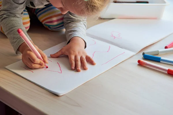 Τρία χρόνια κορίτσι ζωγραφίζει μια εικόνα. Παιδί στο σπίτι, νηπιαγωγείο και νηπιαγωγείο κλειστό κατά τη διάρκεια του Covid-19 — Φωτογραφία Αρχείου