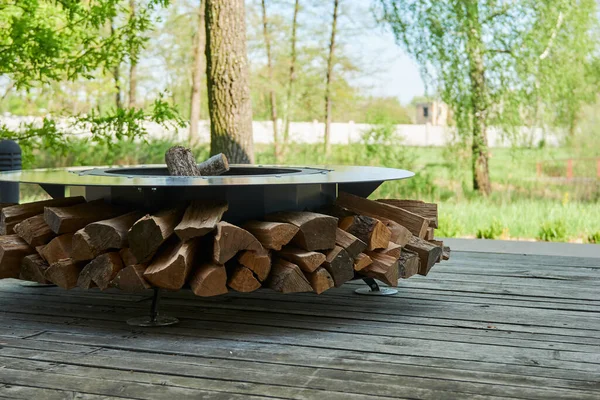 Tencere dibin kara seninki benden kara, seninki benden kara. Yuvarlak masa pişirme yüzeyi. Arka bahçede paslanmaz çelik ızgaralı barbekü ızgarası hazır ızgara yemeği. İçinde alevler olan ızgara..