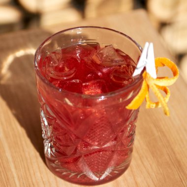 Soğuk yaz, kireç, nane ve buzlu ve damla dolu bir bardakta nefis kuyruk. Barda çok renkli alkol kokteyli var..