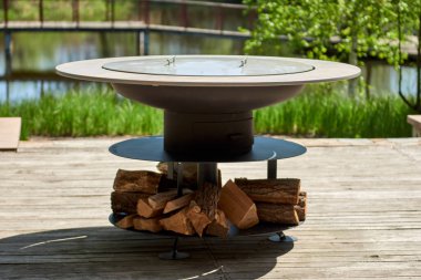 Tencere dibin kara seninki benden kara, seninki benden kara. Yuvarlak masa pişirme yüzeyi. Arka bahçede sıcak barbekü