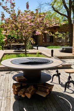 Tencere dibin kara seninki benden kara, seninki benden kara. Yuvarlak masa pişirme yüzeyi. Arka bahçede sıcak barbekü