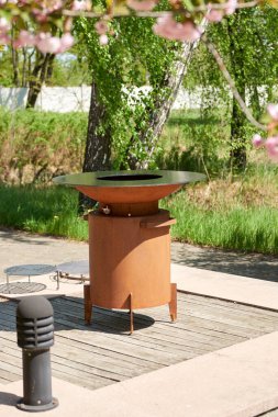 Tencere dibin kara seninki benden kara, seninki benden kara. Yuvarlak masa pişirme yüzeyi. Arka bahçede sıcak barbekü