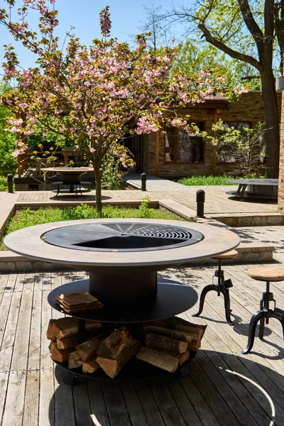 Tencere dibin kara seninki benden kara, seninki benden kara. Yuvarlak masa pişirme yüzeyi. Arka bahçede sıcak barbekü