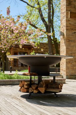 Tencere dibin kara seninki benden kara, seninki benden kara. Yuvarlak masa pişirme yüzeyi. Arka bahçede paslanmaz çelik ızgaralı barbekü ızgarası hazır ızgara yemeği. İçinde alevler olan ızgara..