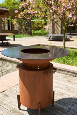 Tencere dibin kara seninki benden kara, seninki benden kara. Yuvarlak masa pişirme yüzeyi. Arka bahçede paslanmaz çelik ızgaralı barbekü ızgarası hazır ızgara yemeği. İçinde alevler olan ızgara..