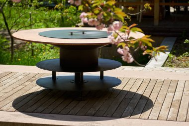 Tencere dibin kara seninki benden kara, seninki benden kara. Yuvarlak masa pişirme yüzeyi. Arka bahçede paslanmaz çelik ızgaralı barbekü ızgarası hazır ızgara yemeği. İçinde alevler olan ızgara..