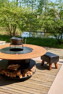 Tencere dibin kara seninki benden kara, seninki benden kara. Yuvarlak masa pişirme yüzeyi. Arka bahçede paslanmaz çelik ızgaralı barbekü ızgarası hazır ızgara yemeği. İçinde alevler olan ızgara..