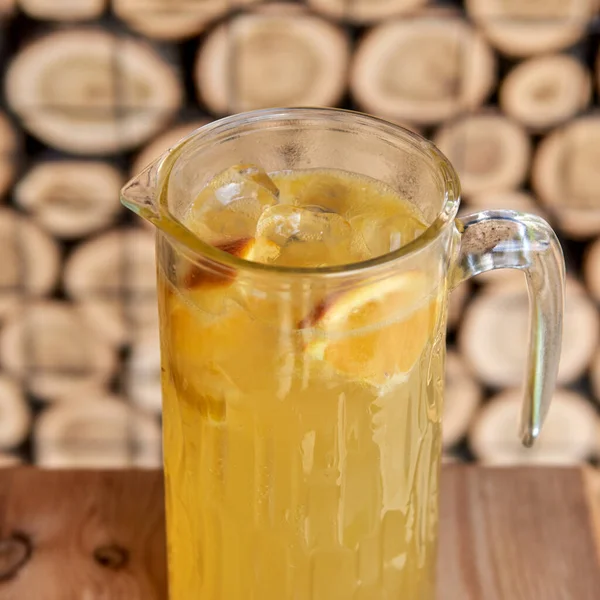 감귤류는 오렌지 얼음을 유리잔에 방울넣고 섞는다 색깔의 알코올 칵테일 바에서 — 스톡 사진